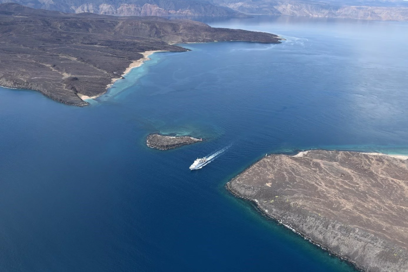 Le Beautemps-Beaupré franchit l'entrée du gouffre des démons de Djibouti