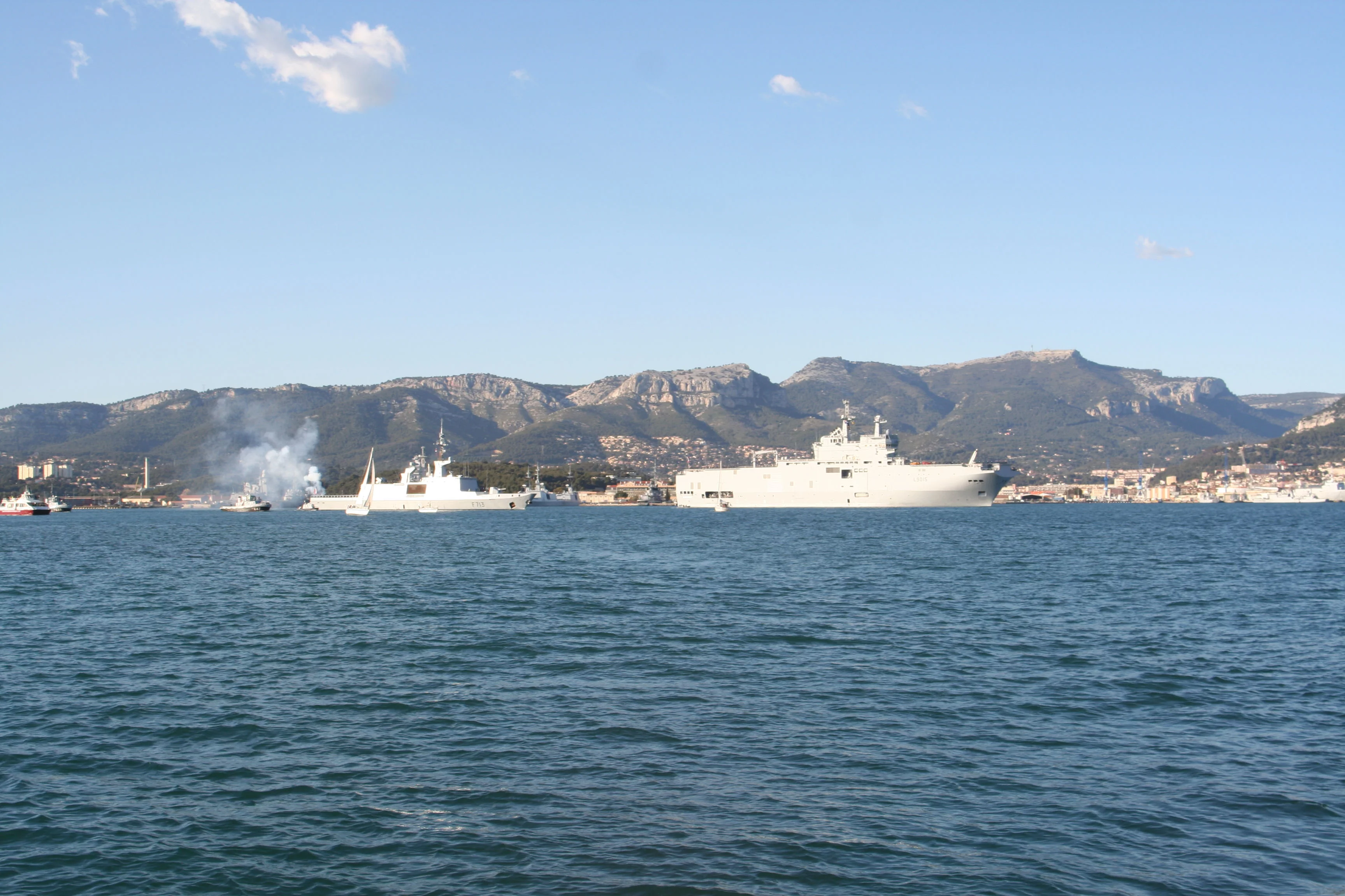 Le BPC Dixmude et la frégate Aconit