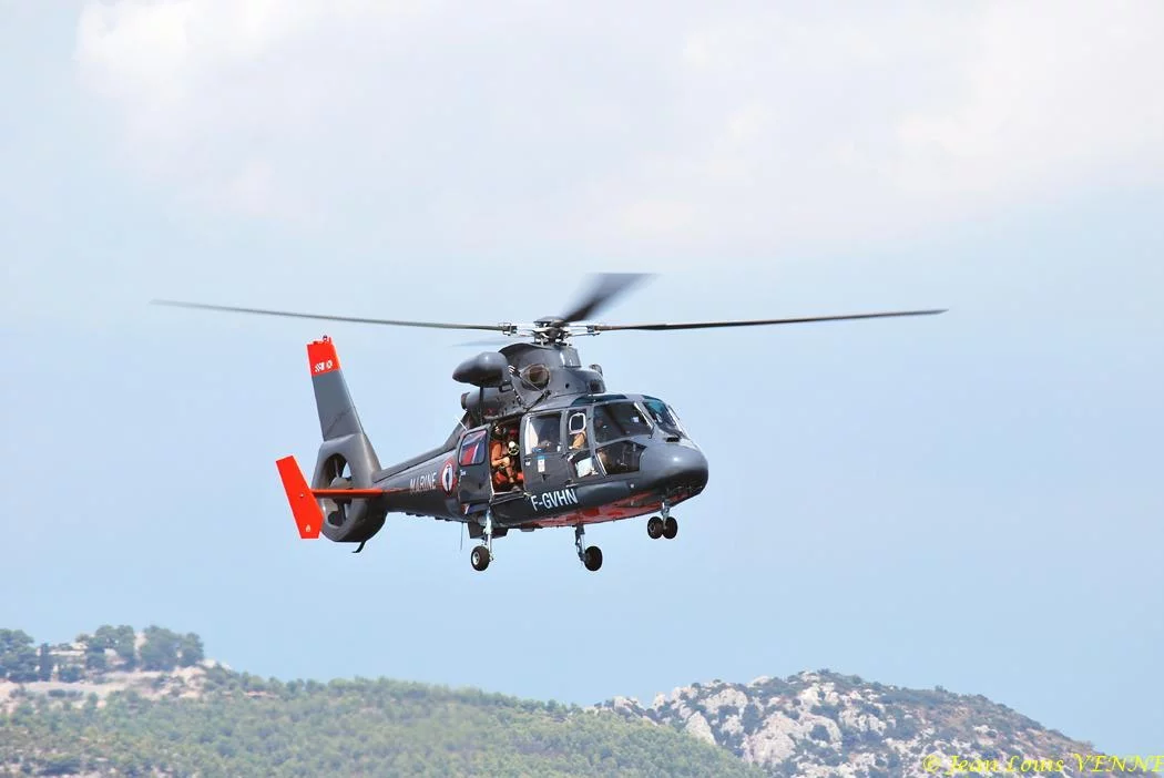 L'hélicoptère Dauphin de service public survole la rade de Bandol