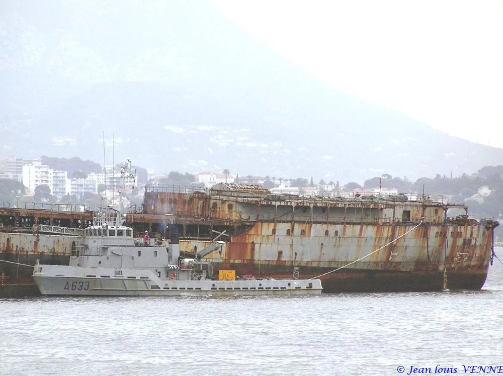 Arrivée à Toulon de la coque de l’ex-pétrolier Saône