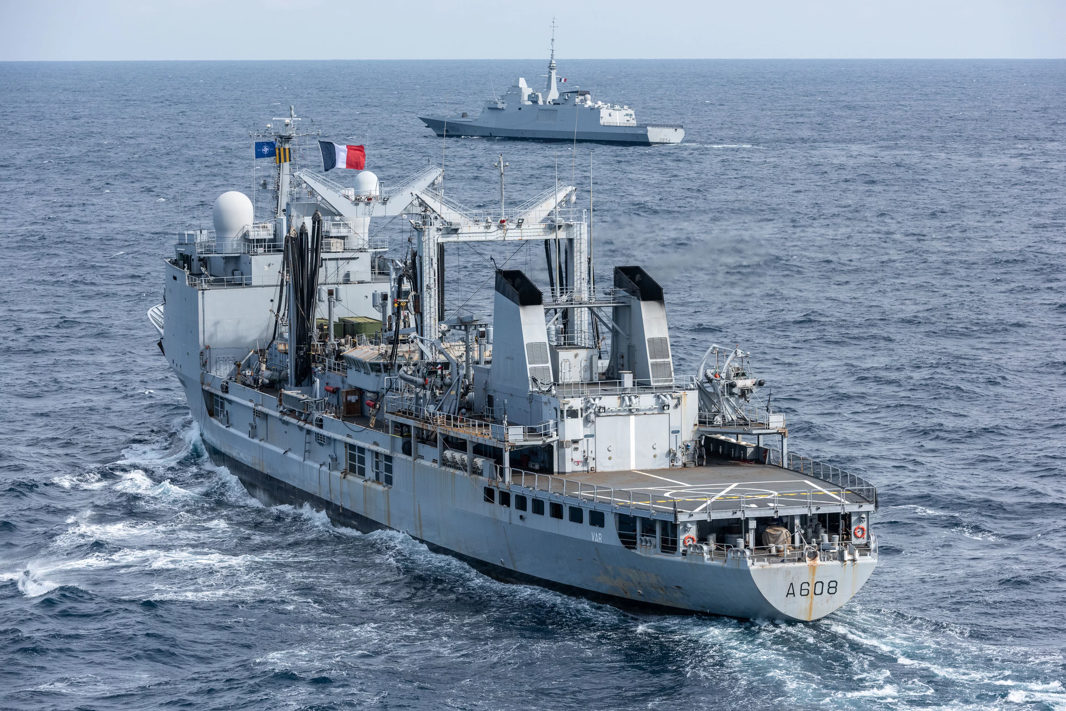 La frégate Auvergne et le pétrolier Var participent à l'exercice