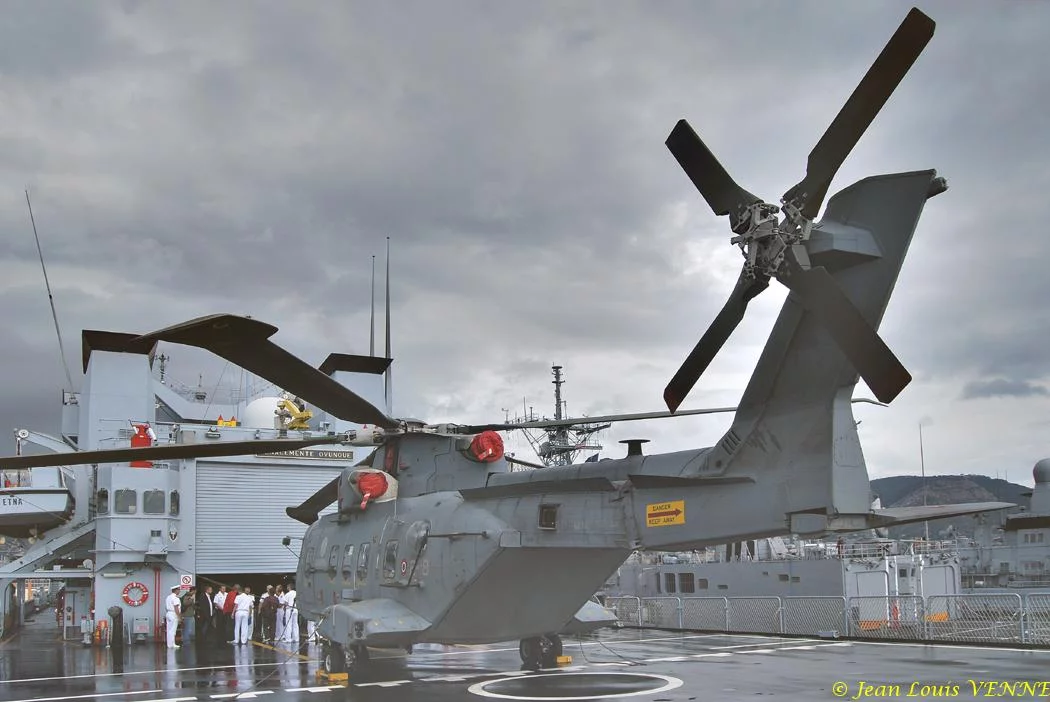 Un hélicoptère EH-101