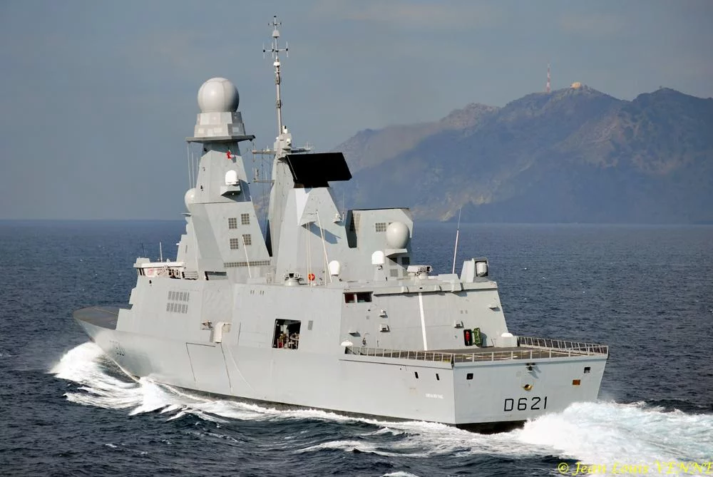 La frégate Chevalier Paul vient saluer le Jules Verne