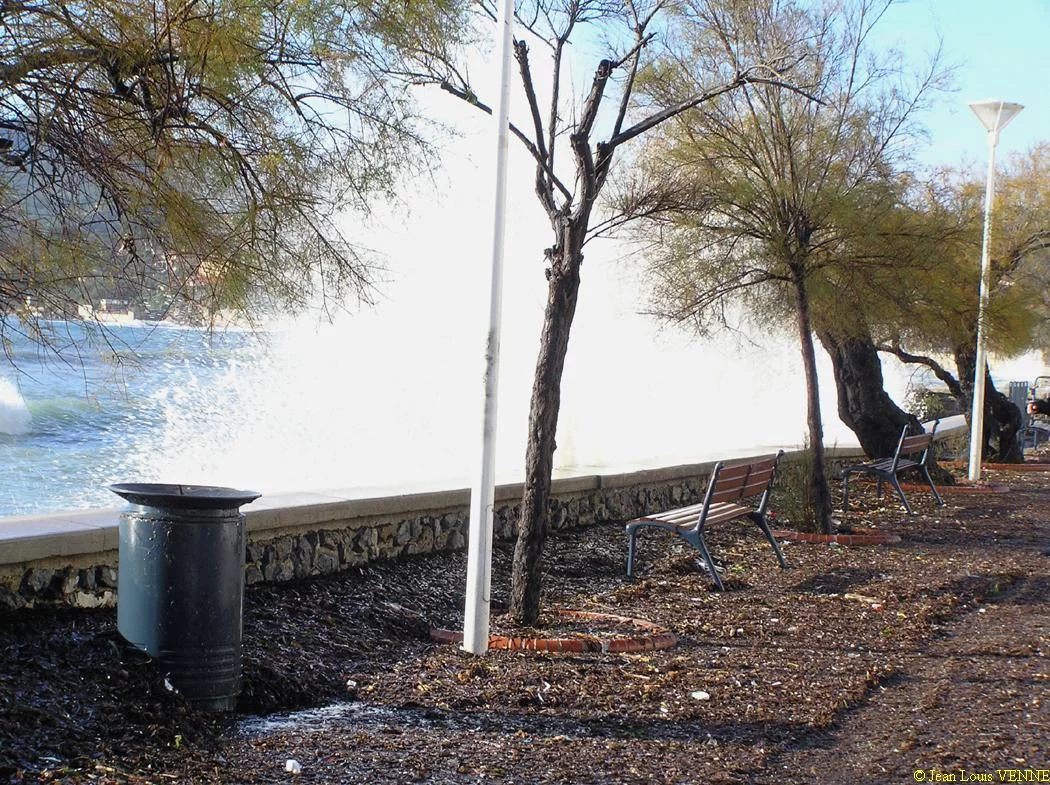 Les vagues se brisent sur le mur de protection