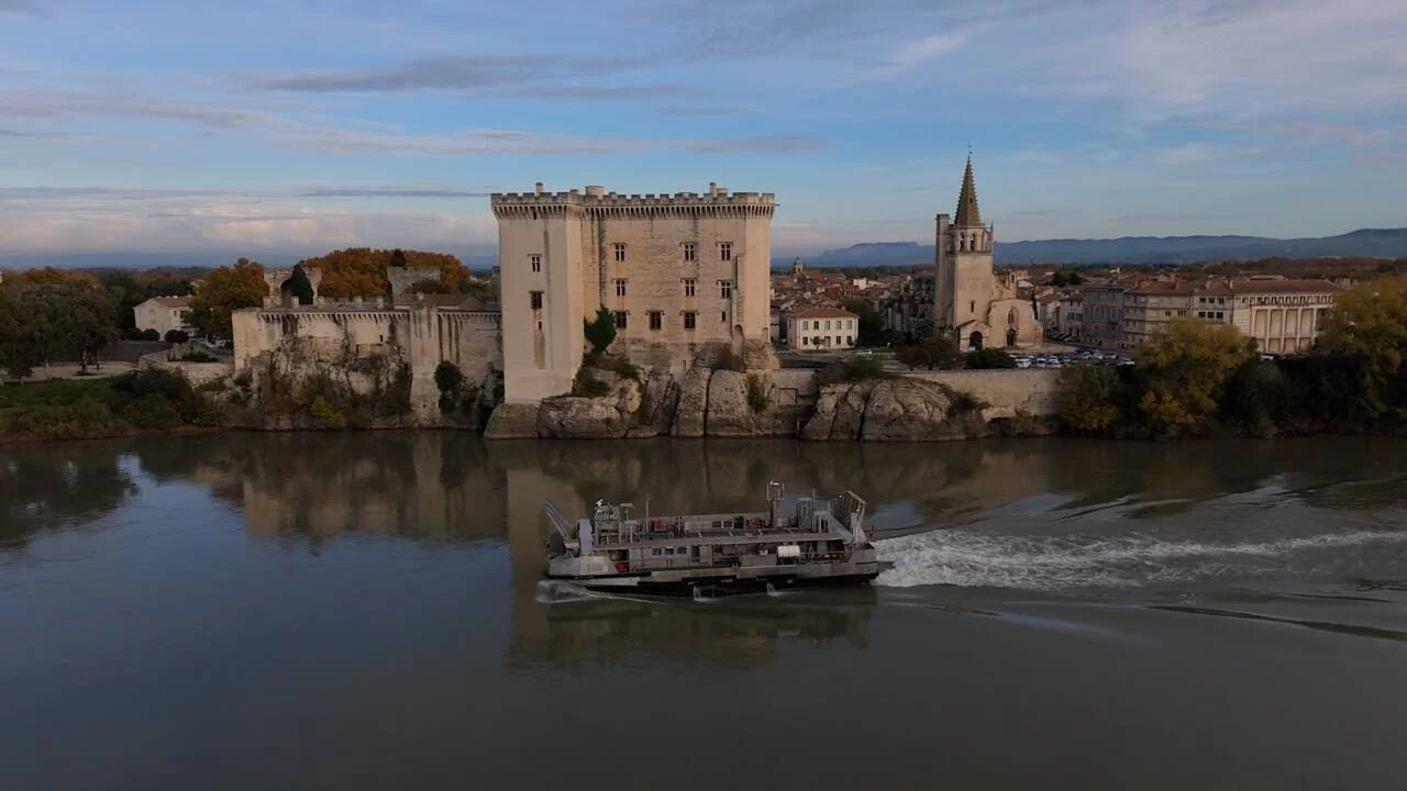 Un engin de débarquement de la flottille amphibie navigue sur le Rhône