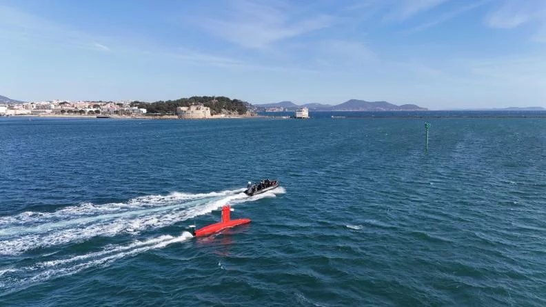 Le drone de surface DriX H8 de la société Exail au large de Toulon