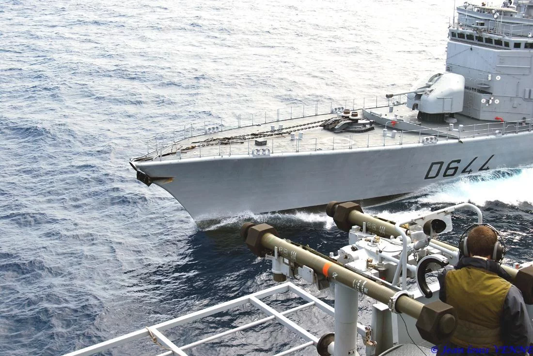 La frégate Primauguet se présente pour un ravitaillement à la mer