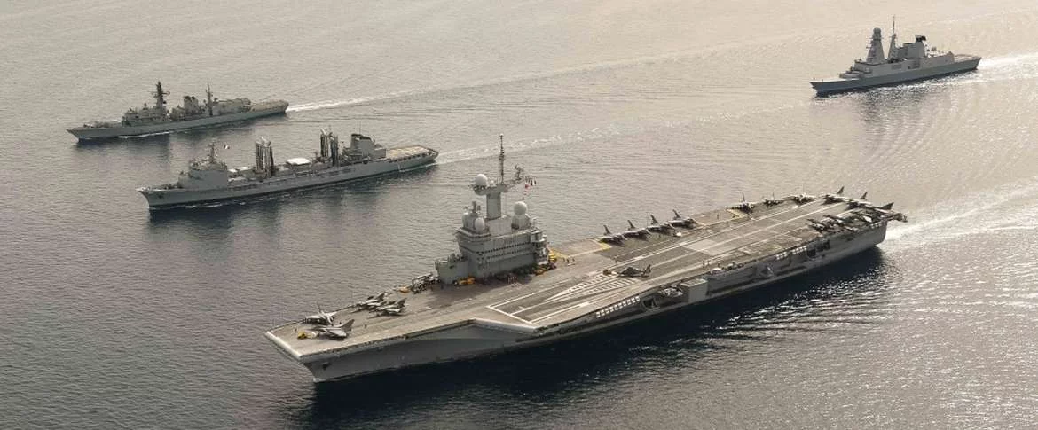 Le porte-avions Charles de Gaulle et une partie de son groupe d'escorte
