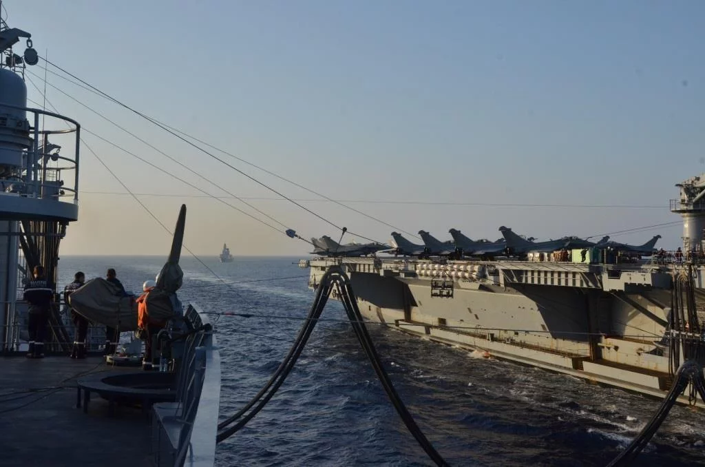 La Marne ravitaille le Charles de Gaulle