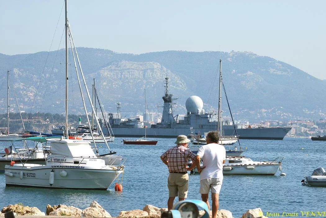 La coque de l'ex-Duquesne remorquée vers St-Mandrier