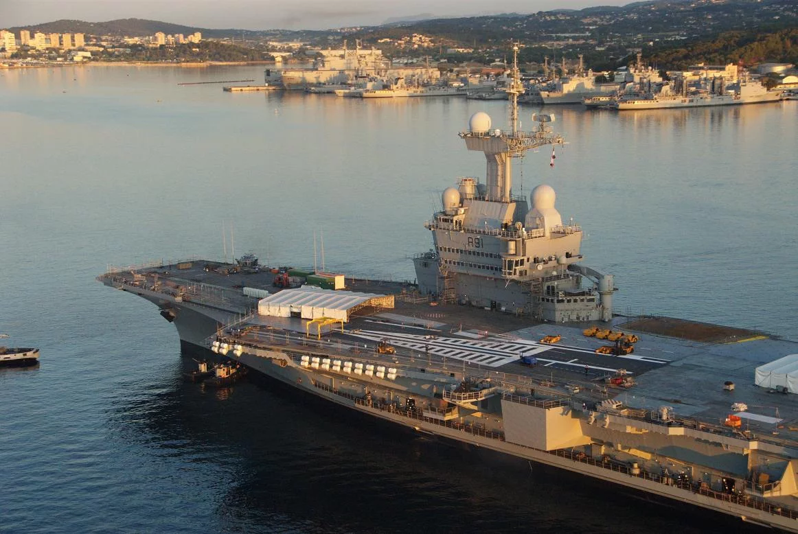 Sortie du bassin du porte-avions Charles de Gaulle