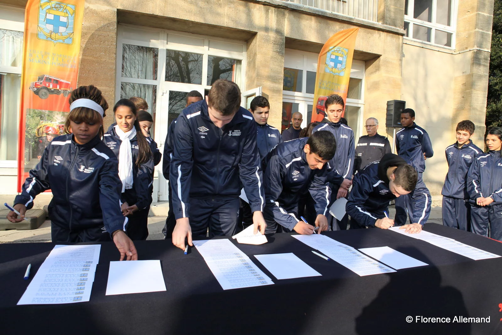 Signature de la charte par la première promotion de cadets du Bataillon des marins-pompiers de Marseille