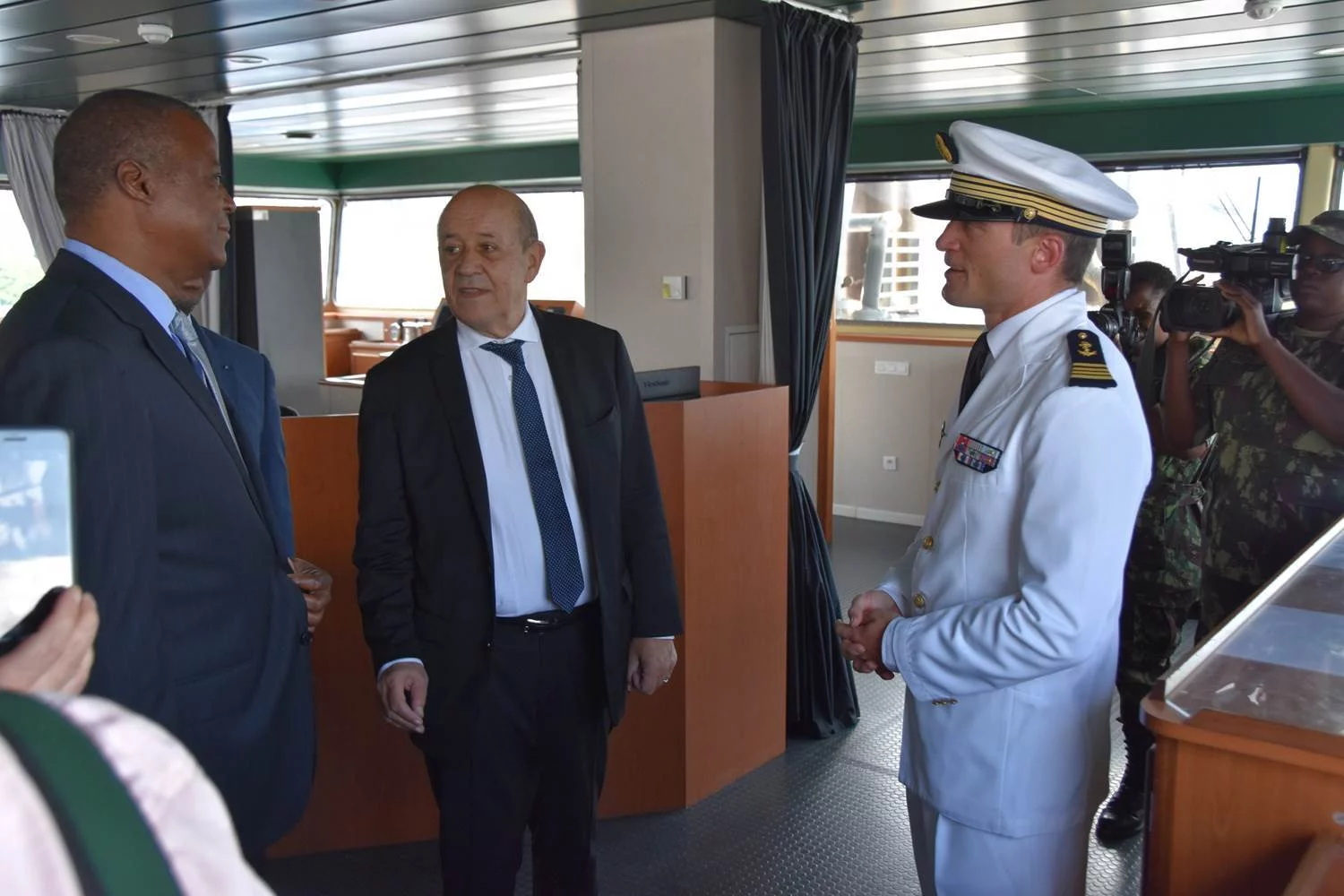 Jean-Yves Le Drian et Jaime Neto, ministre de la défense du Mozambique, visitent le Champlain