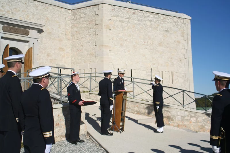 Arrivée du commandant quittant, le capitaine de frégate Roche