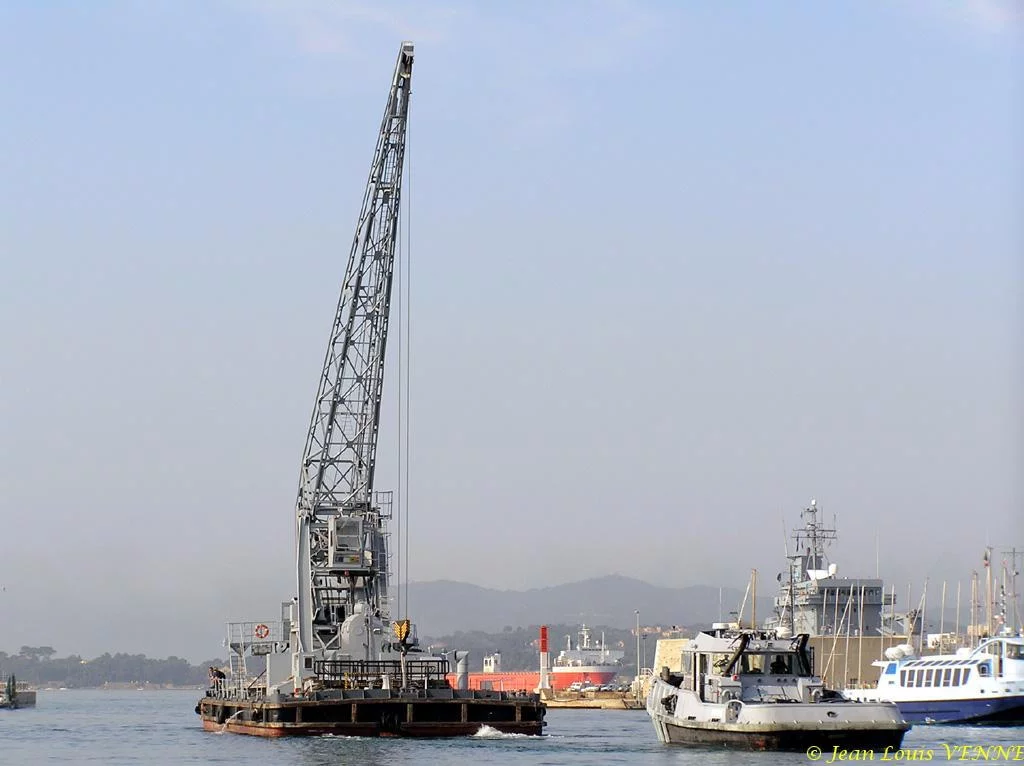 La grue flottante GFA3 dans le Carré du port de Toulon