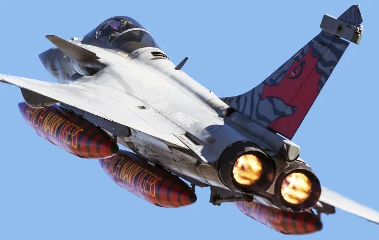 Un Rafale de la flottille 11F avec sa décoration Nato Tiger Meet 2016