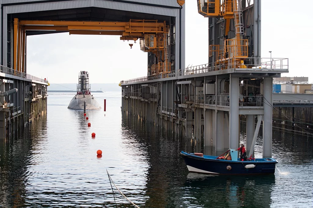 Le sous-marin Le Terrible transféré de l’Ile Longue au bassin 8 de la base navale de Brest