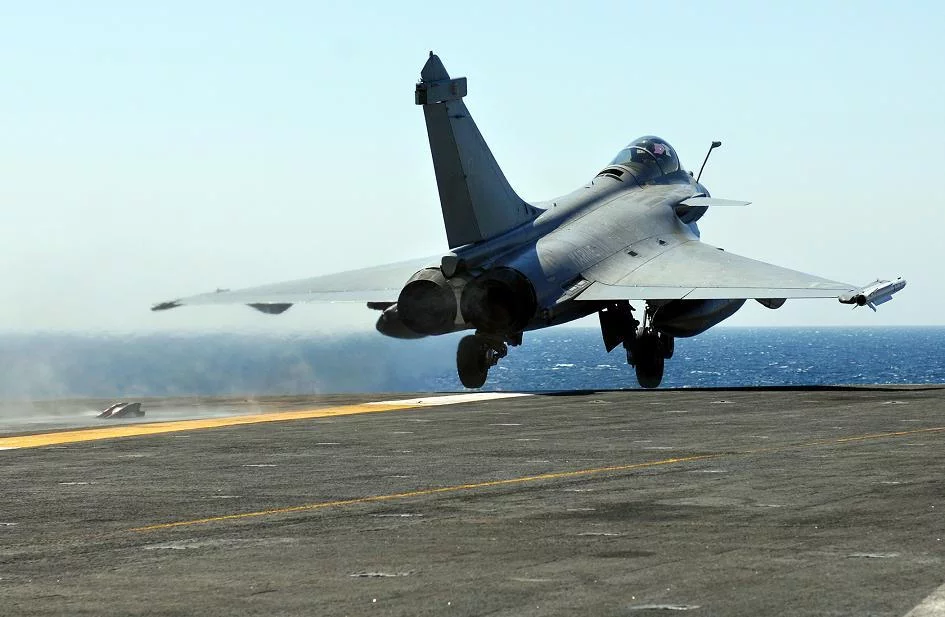 Un Rafale décolle du porte-avions USS Truman