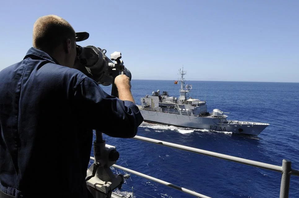 La frégate Vendémiaire navigue aux côtés de l'USS Blue Ridge