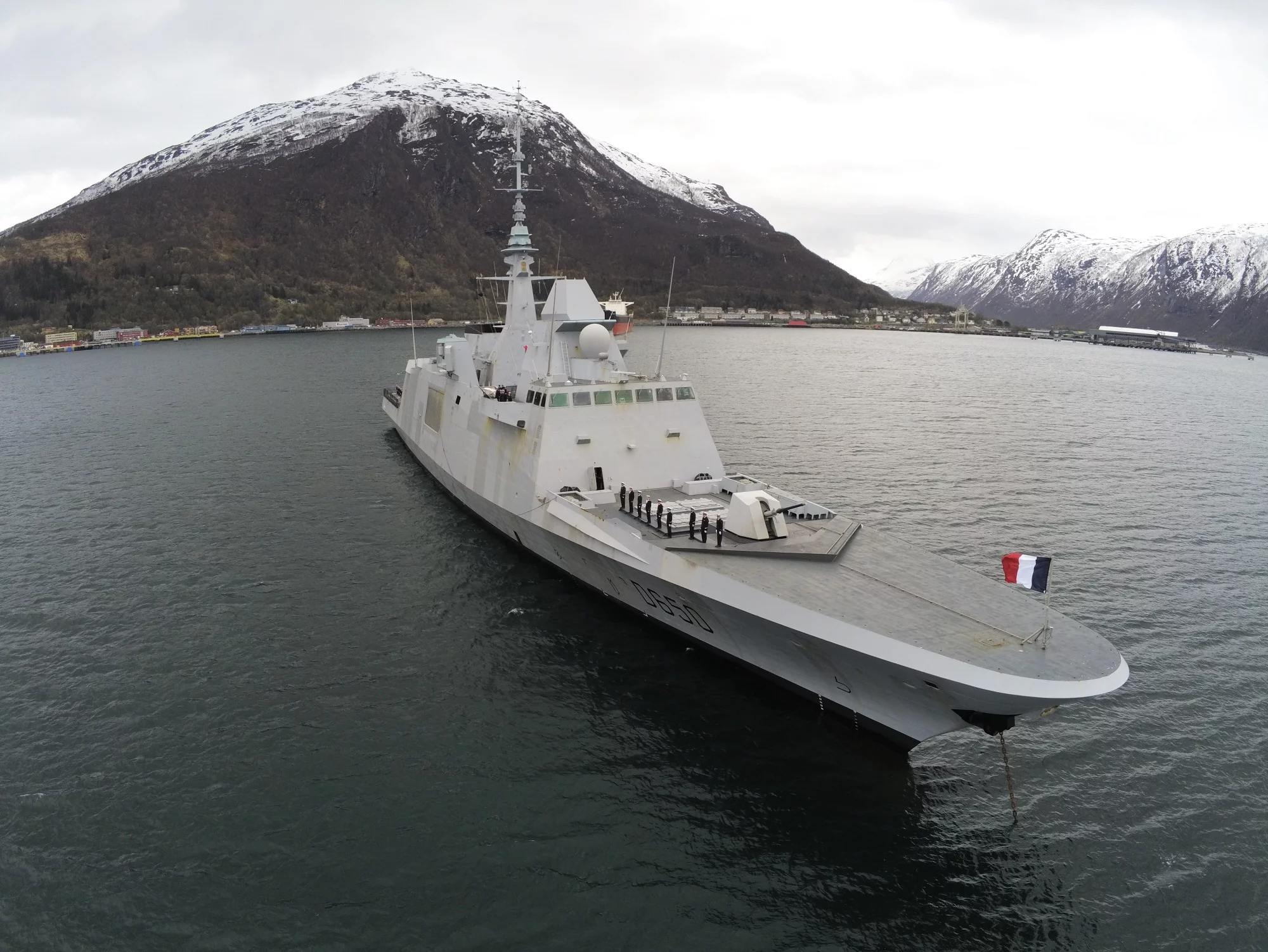 La frégate Aquitaine dans le fjord de Narvik