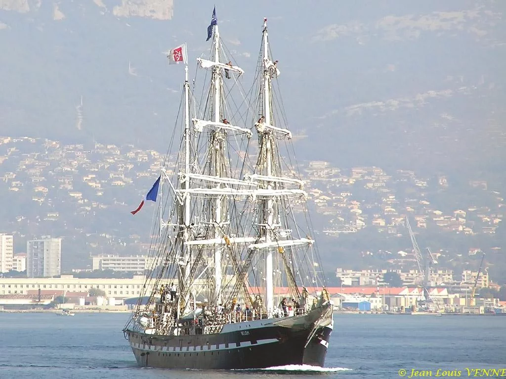 Le voiler Bélem quitte le port de Toulon