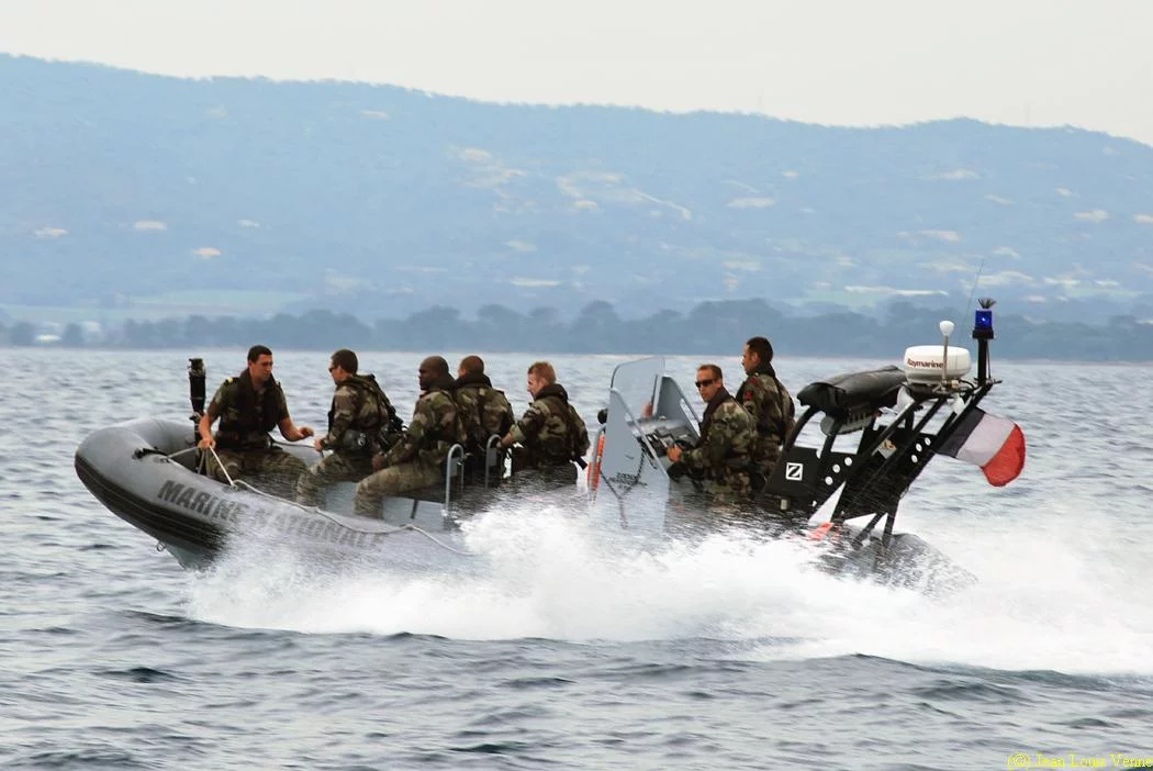 Une embarcation rapide assurant la police du plan d'eau