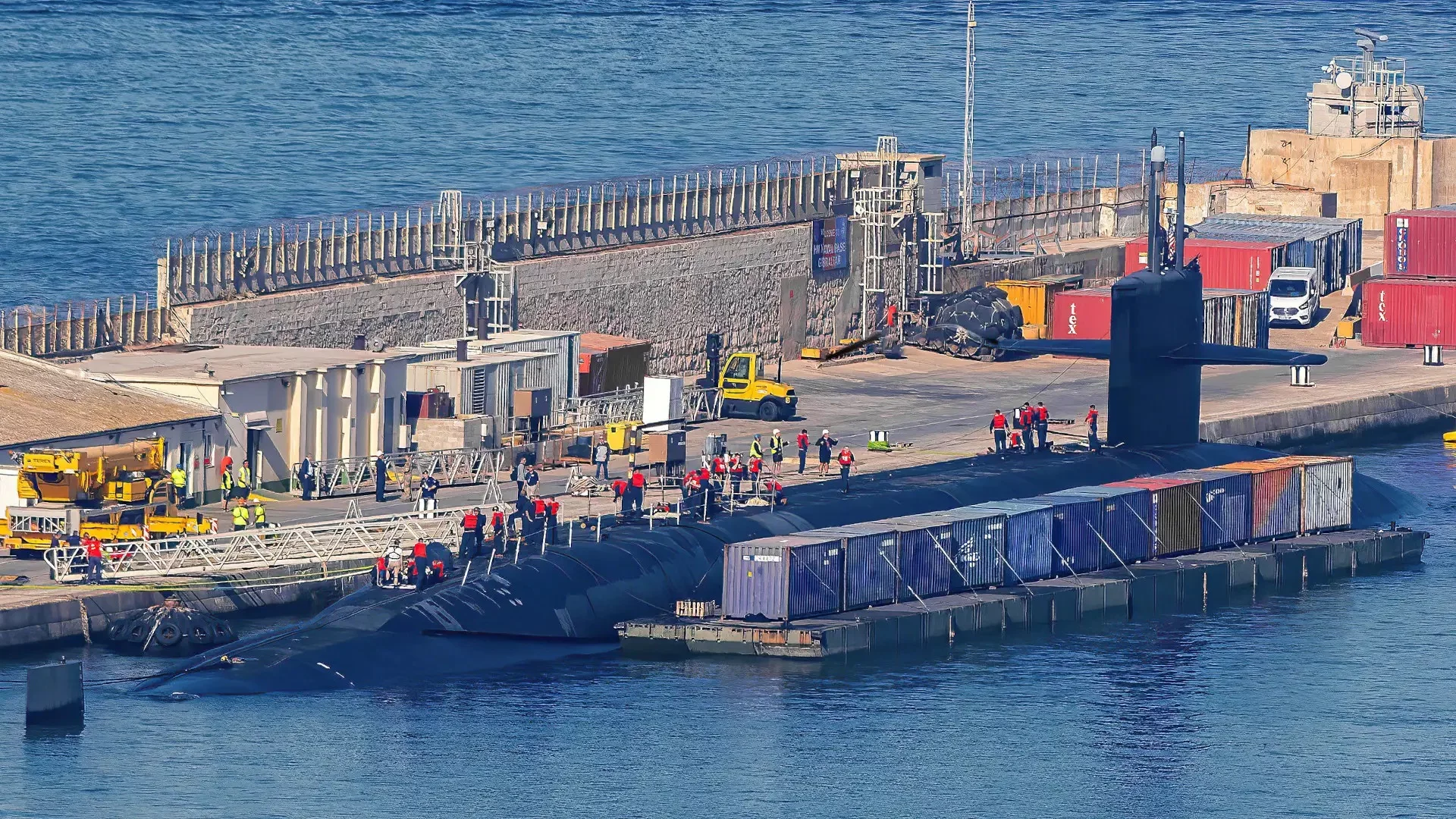 L'USS Rhode Island à quai à Gibraltar protégé par des conteneurs