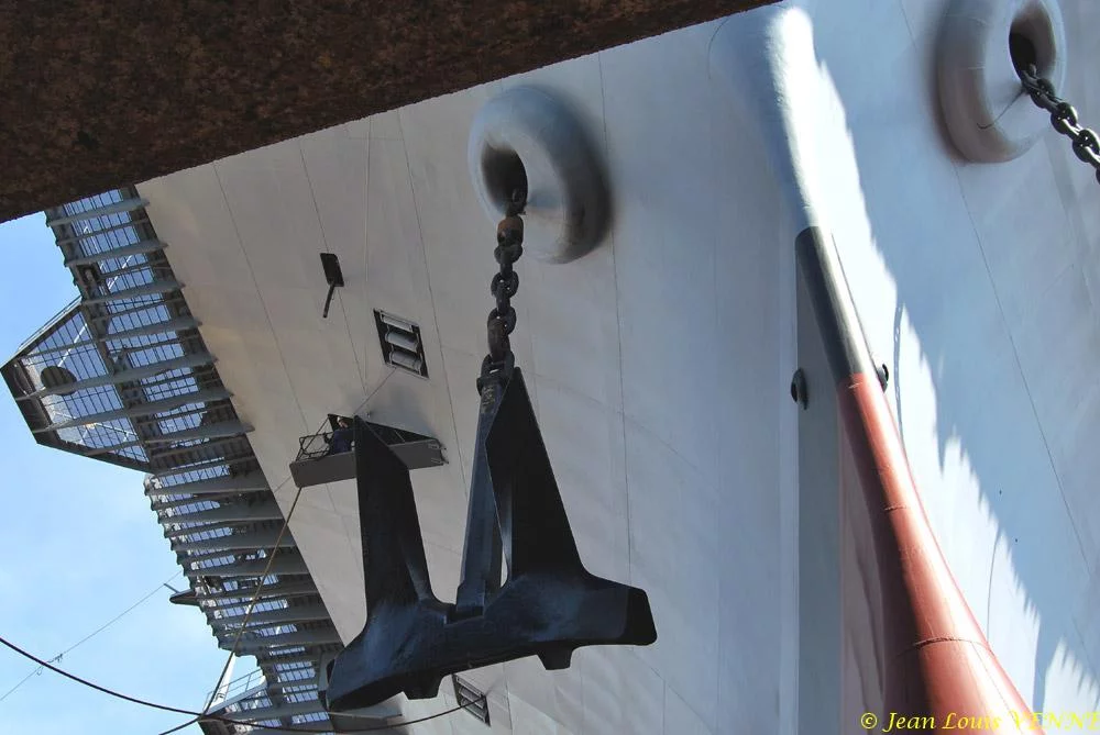 Le Charles de Gaulle ré-embarque ses lignes de mouillage