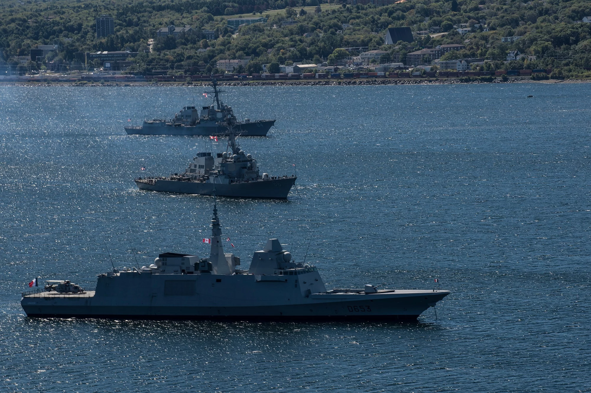 Le frégate Languedoc et les destroyers USS Bulkeley et USS Gonzalez (DDG 66), au mouillage devant le port d'Halifax