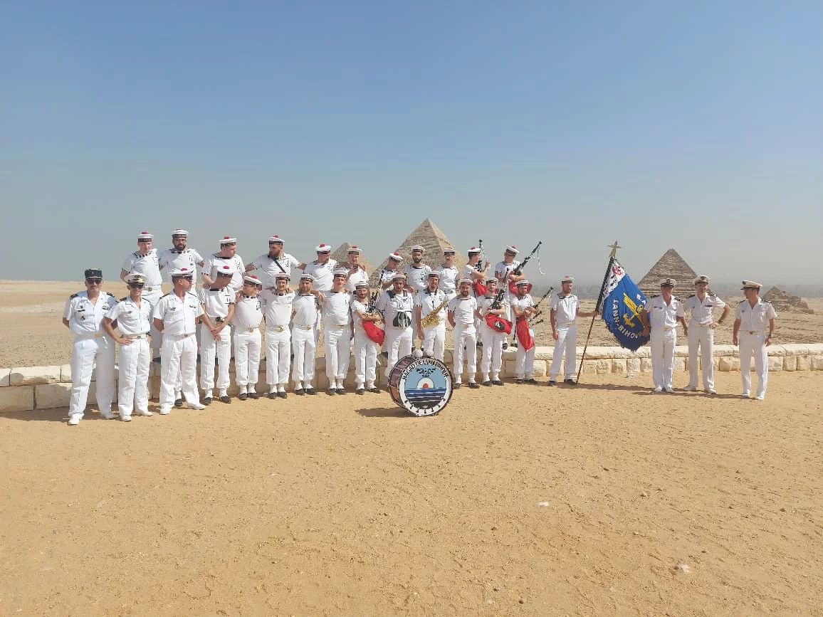 Le bagad de Lann Bihoué se produit devant les pyramides