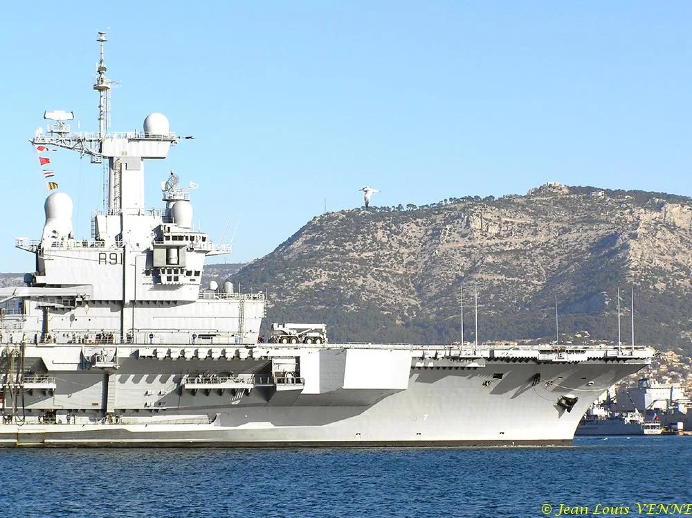 Le Charles de Gaulle appareille pour des essais aviation