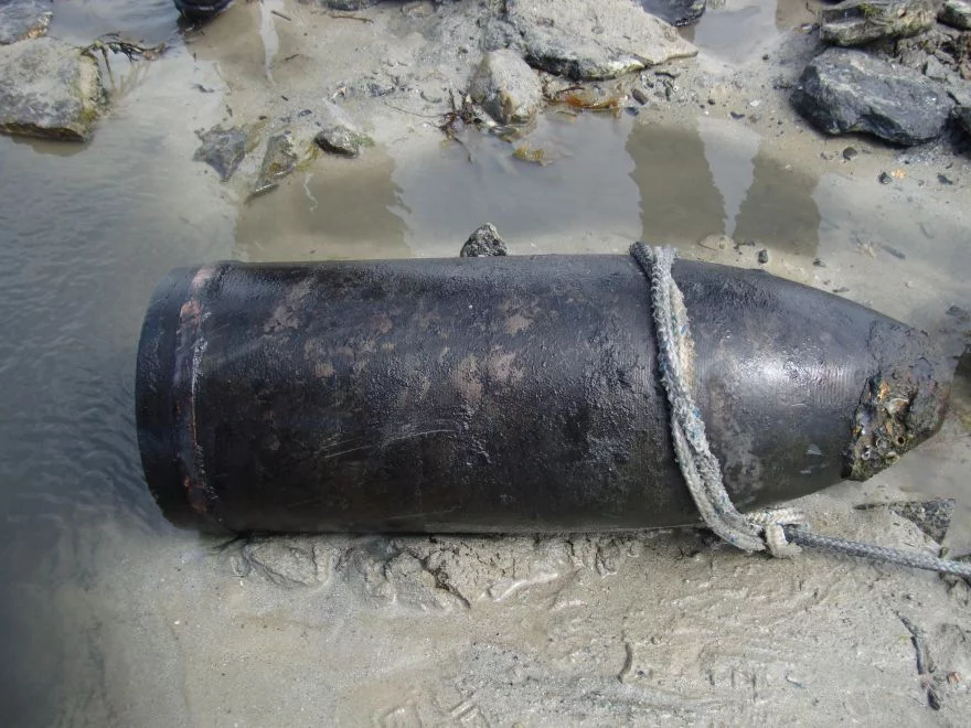 Les plongeurs démineurs neutralisent un obus historique