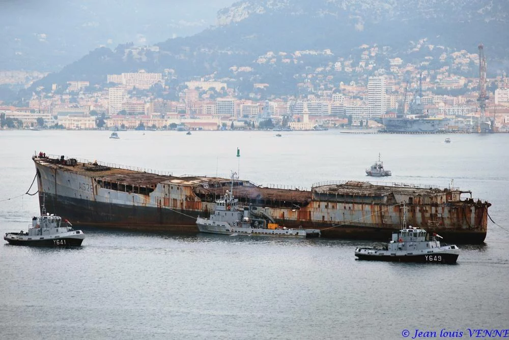 Arrivée à Toulon de la coque de l’ex-pétrolier Saône