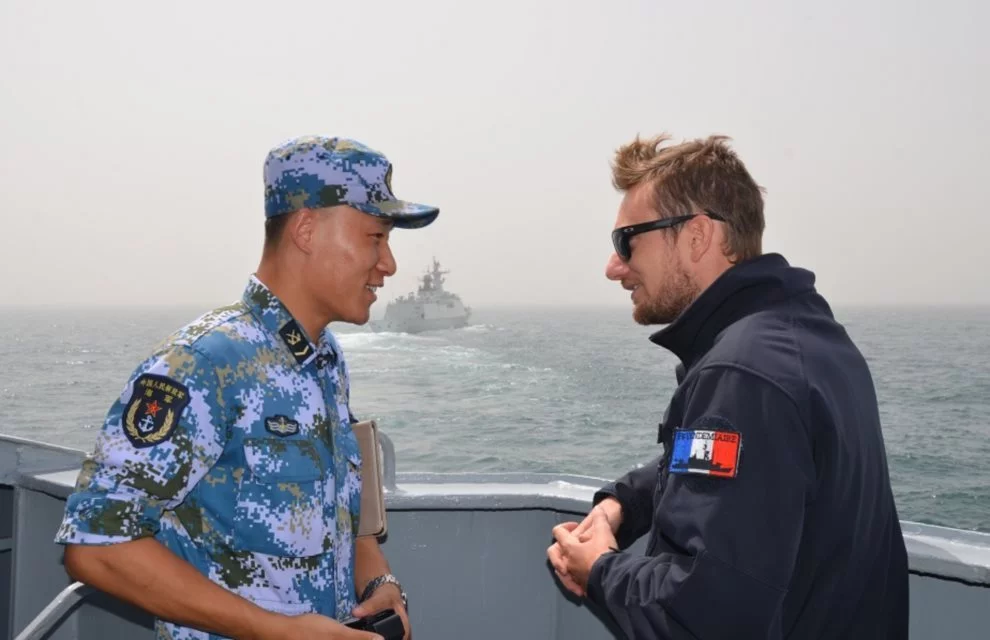 La frégate Vendémiaire effectue un exercice avec la frégate chinoise Weifan