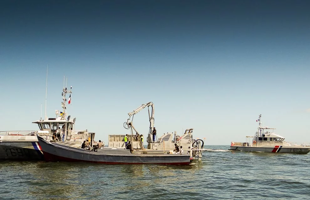L’Embarcation remonte-filets (ERF) La Caouanne et la vedette de gendarmerie maritime Mahury