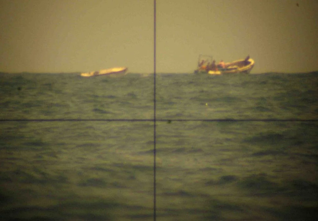 Les camps pirates vus au ras de l’eau ; un sous-marin en action