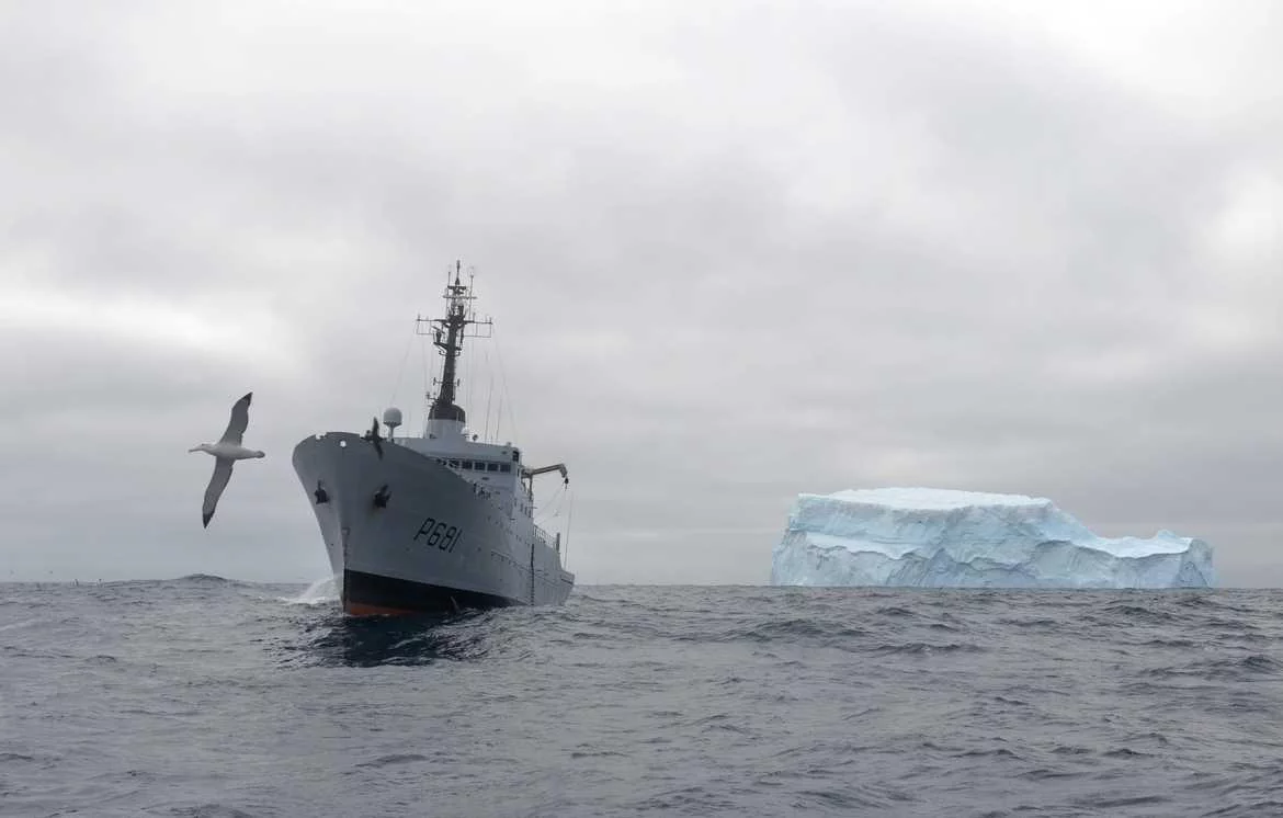 Le patrouilleur austral Albatros à proximité d'un iceberg