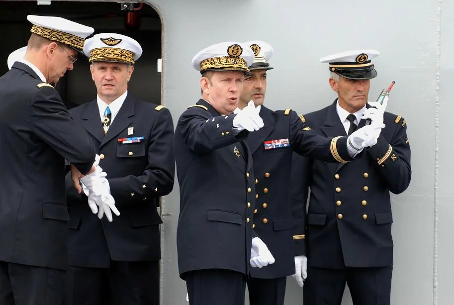 Les officiels attendent le président