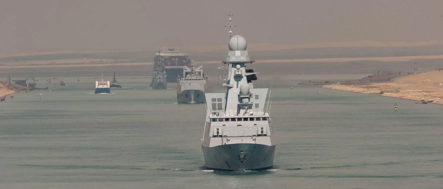 Le groupe aéronaval Charles de Gaulle franchit le Canal de Suez