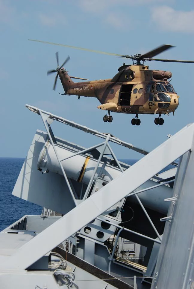 Appontage d'un hélicoptère Puma