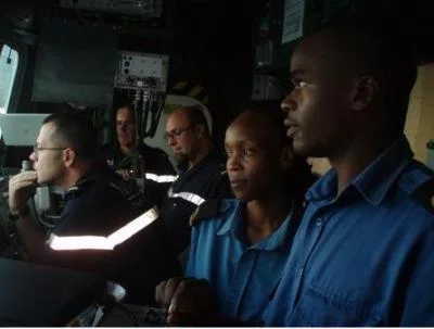 Des officiers kényans visitent la frégate La Fayette