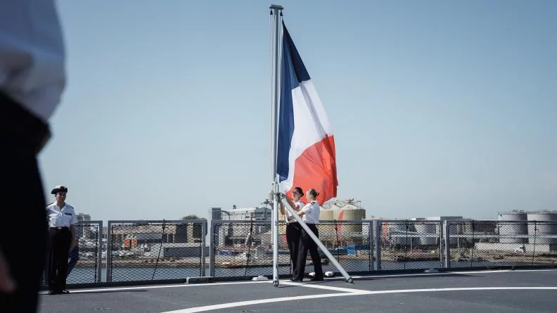 Première cérémonie de levée des couleurs à bord du bâtiment ravitailleur de forces Jacques Stosskopf
