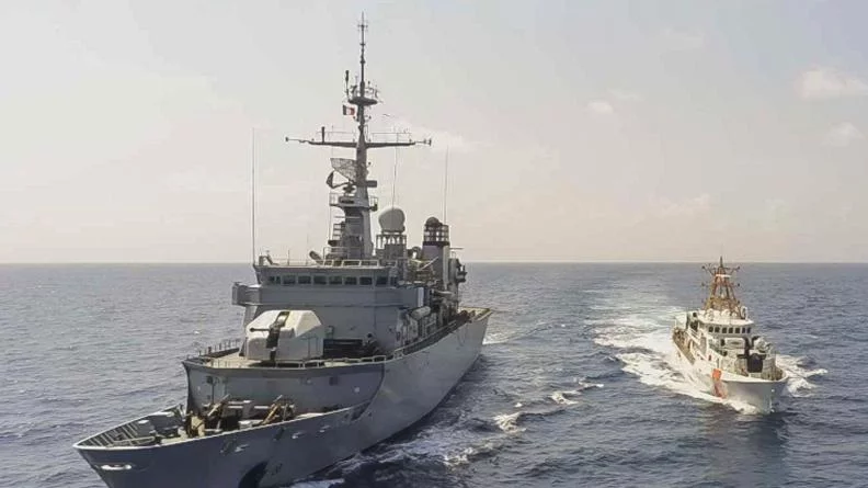 La frégate Ventôse et le patrouilleur Richard Dixon des Gardes-Côtes américain