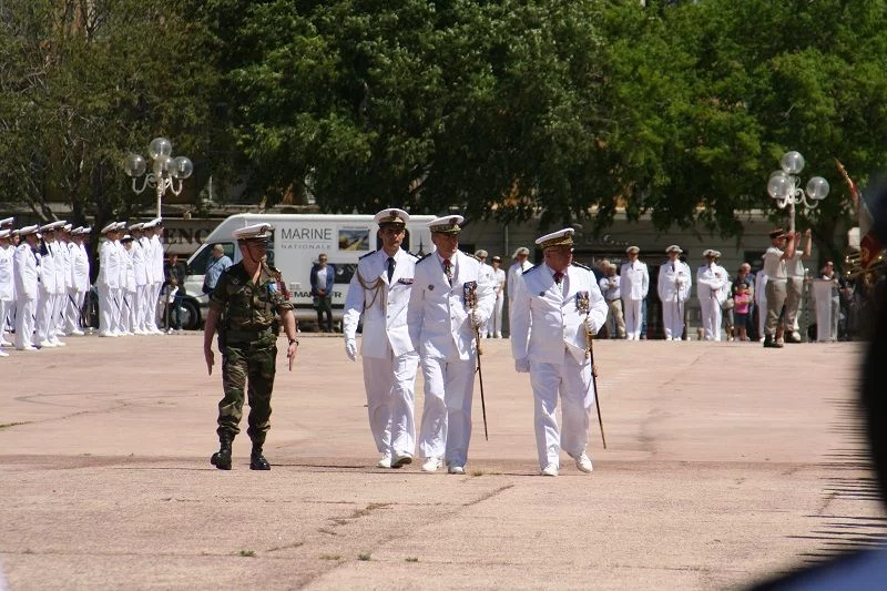 Le Préfet maritime passe les troupes en revue