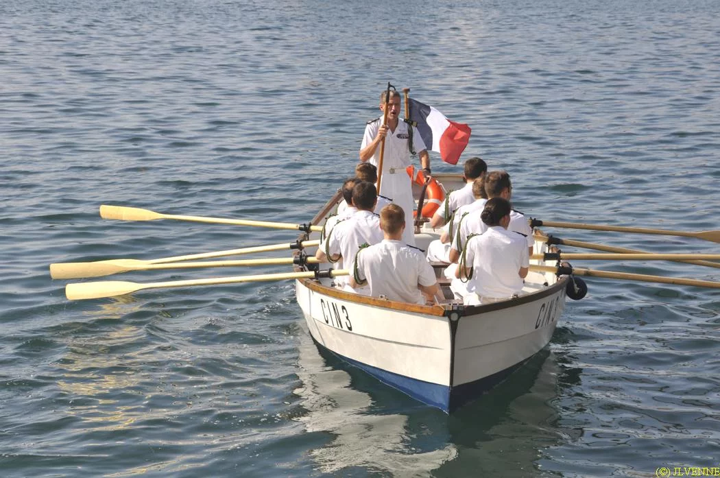 Tradition : le CF Eugène débarque en chaloupe armée par les officiers de l'Aconit