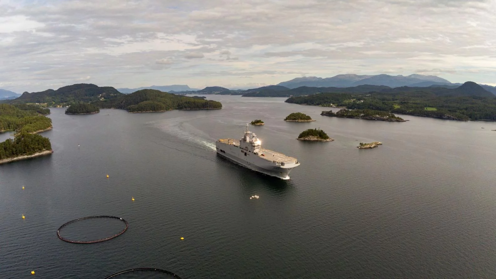 Le porte-hélicoptères Mistral dans un fjord en Norvège