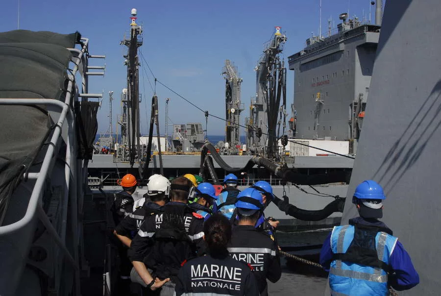 La frégate Aconit se ravitaille auprès de l’USNS Pecos