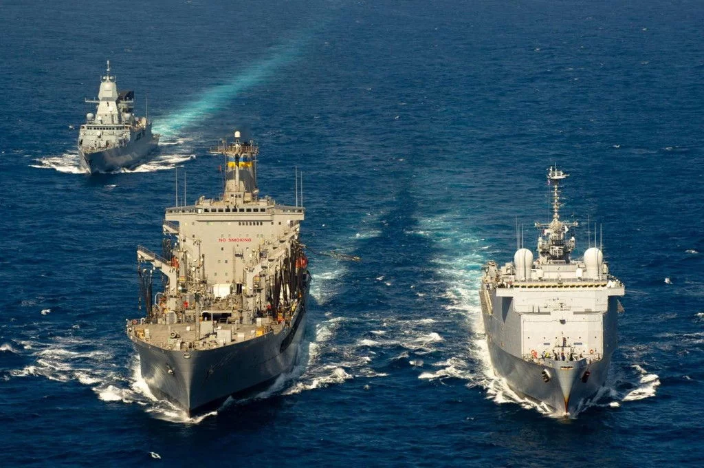 Trois bâtiments de la force européenne Atalante se ravitaillent auprès d’un ravitailleur américain dans le golfe d’Aden