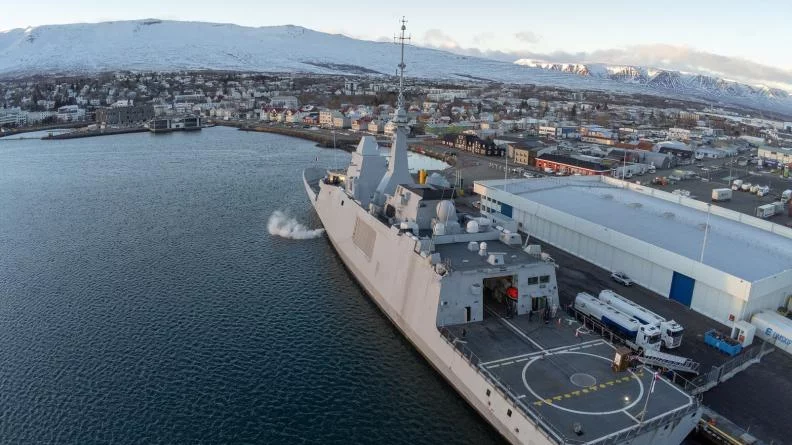 La frégate Bretagne en escale dans le port d'Akureyri (Islande)