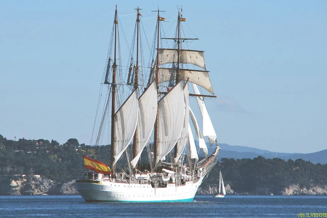 Le voilier-école espagnol Juan Sebastian de Elcano appareille de Toulon